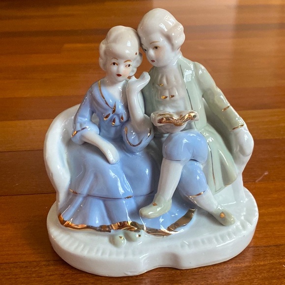 Vintage Colonial Porcelain 80’s Blue & White Couple Figurine Sitting on Sofa - Picture 1 of 15